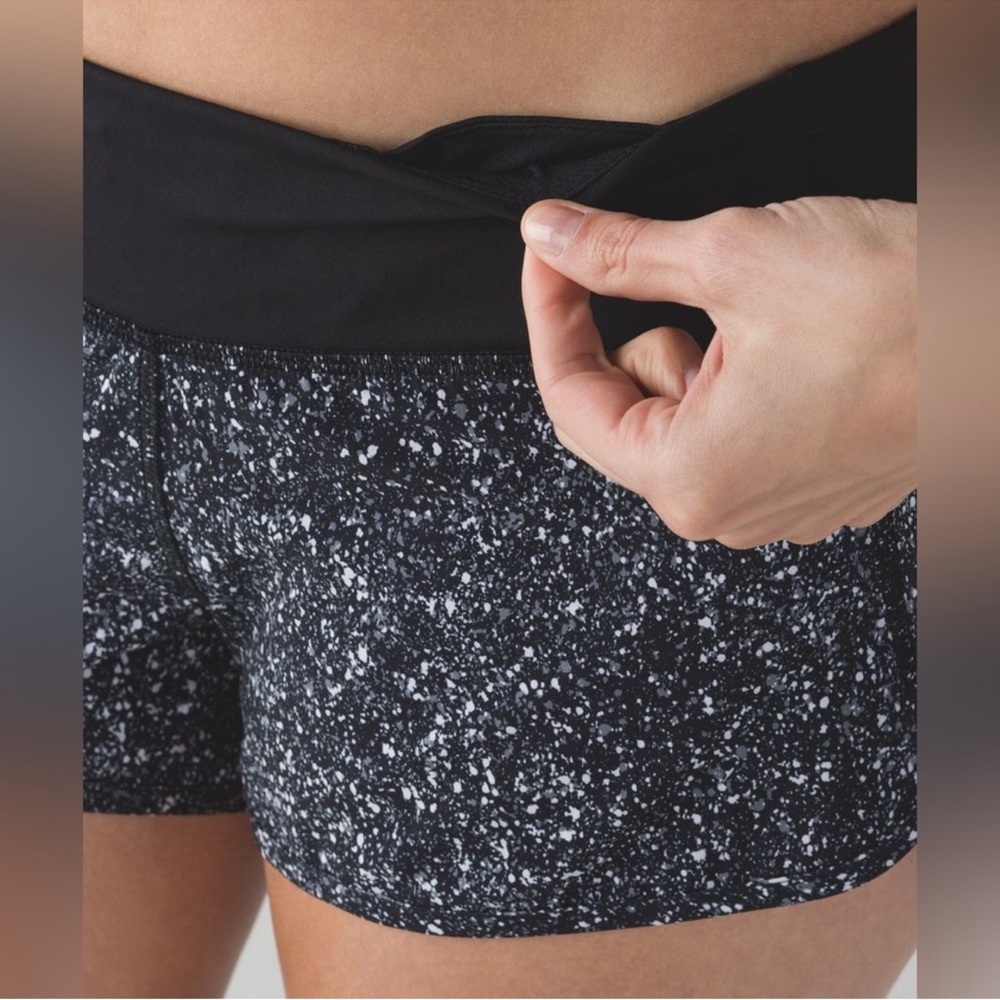Lululemon Speed Short
Mini Splatter White Black / Black Size 4 - Picture 4 of 13